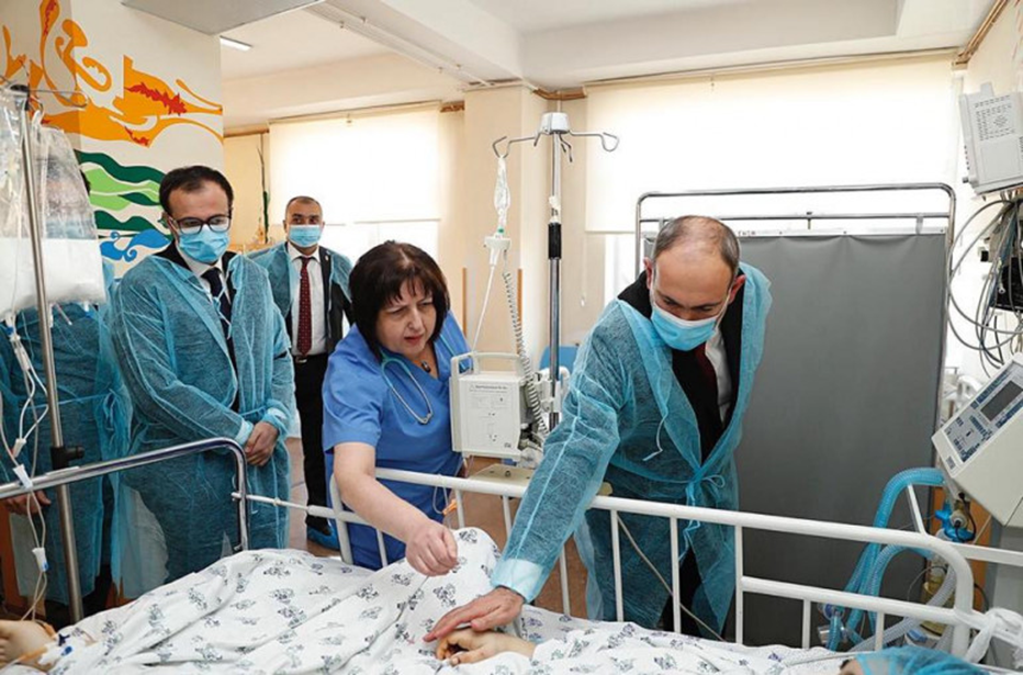Nikol Pashinyan visiting Nazeli at Surb Astvatsamayr Medical Center